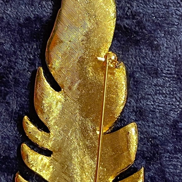 Women’s Gold tone Quill Feather Designed Brooch - Picture 4 of 5